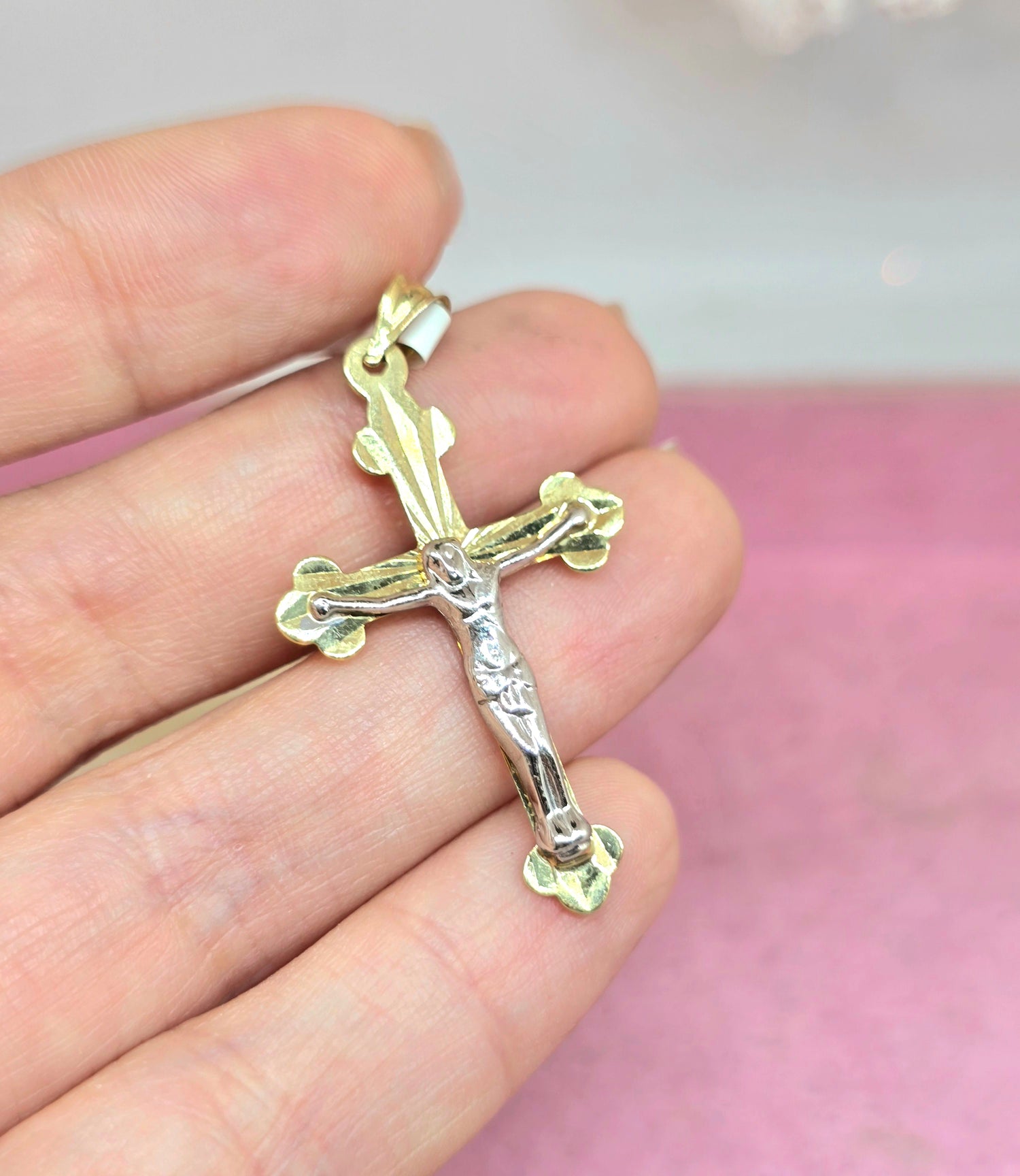 10k Dije de Cruz 2 tonos figura en oro blanco