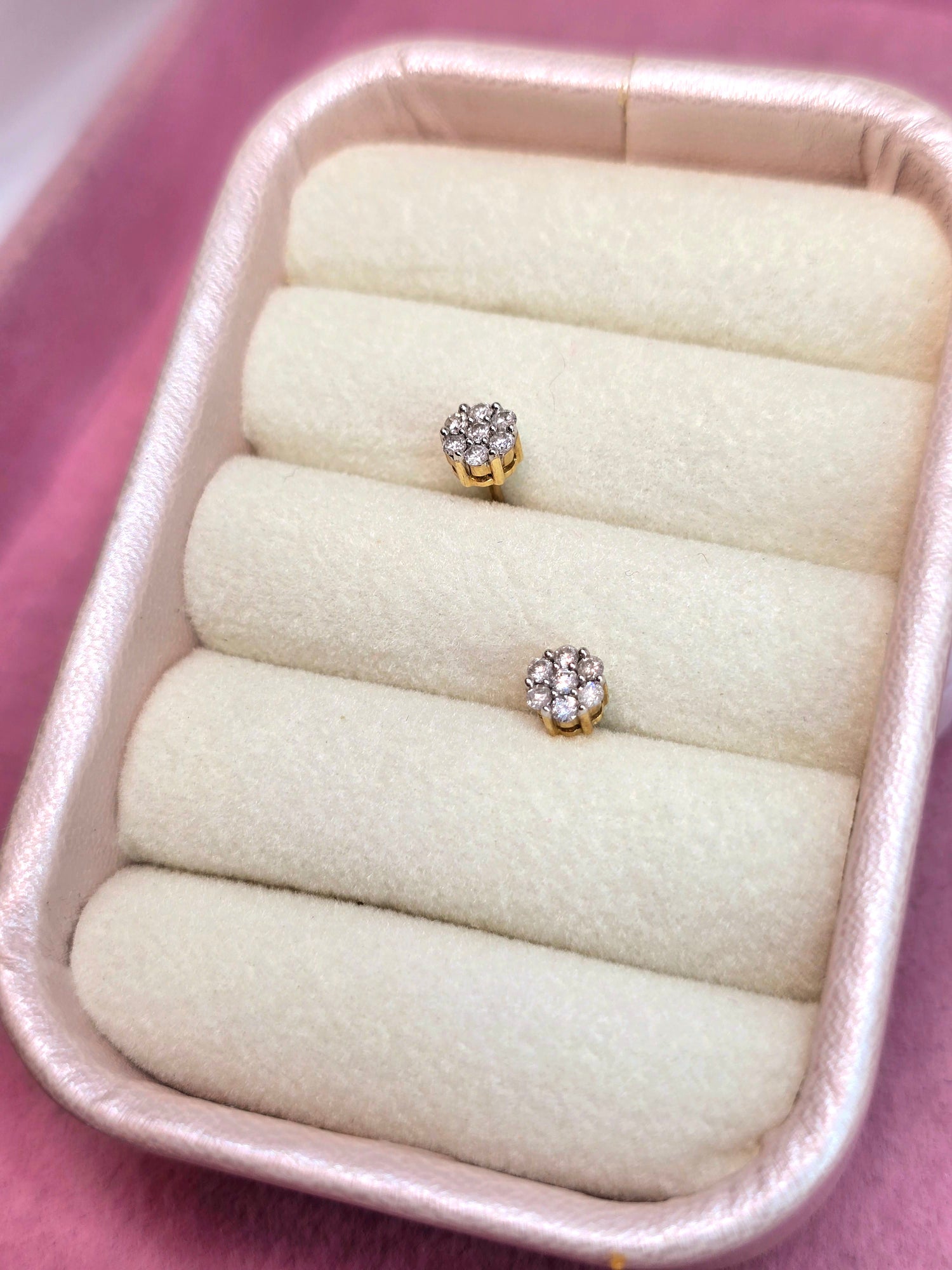 10k Aretes de Flor de Diamantes