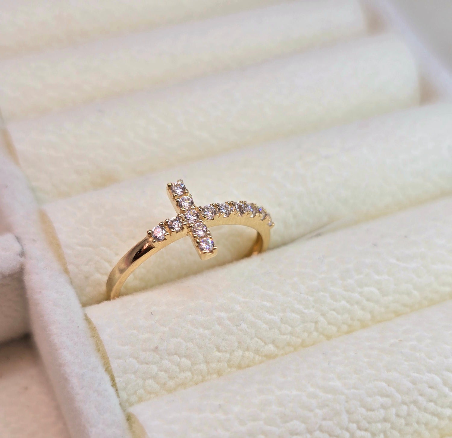 10K Anillo de Cruz con circones