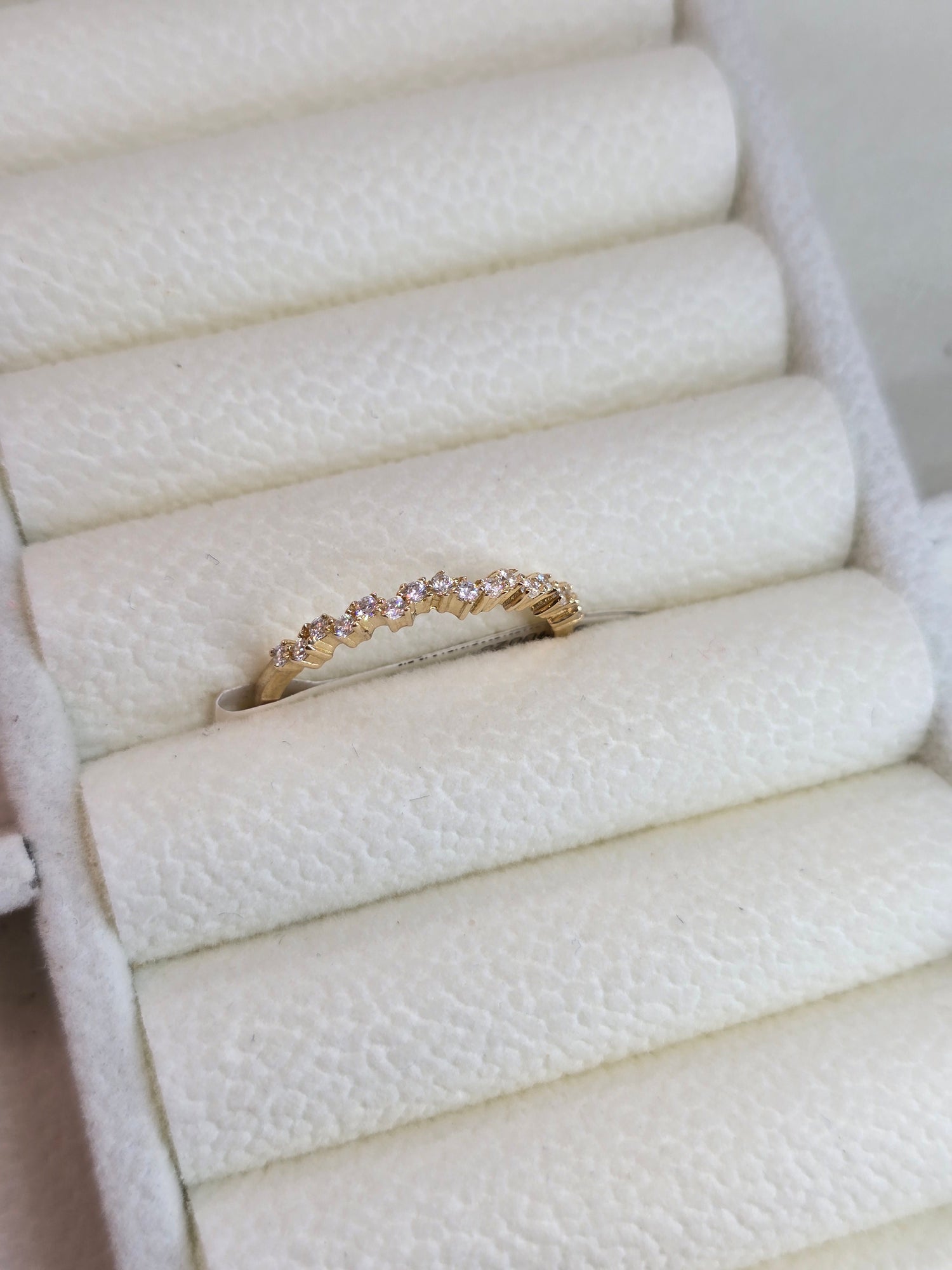 10K Anillo Zigzag con circones T7