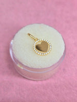 14K Dije liso Corazón rodeado de circones