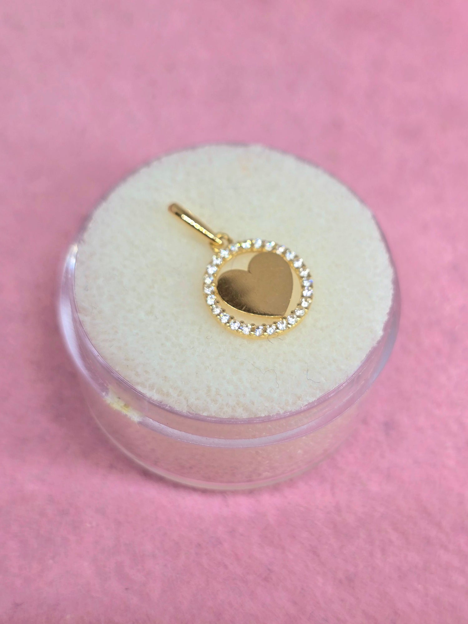 14K Dije liso Corazón rodeado de circones