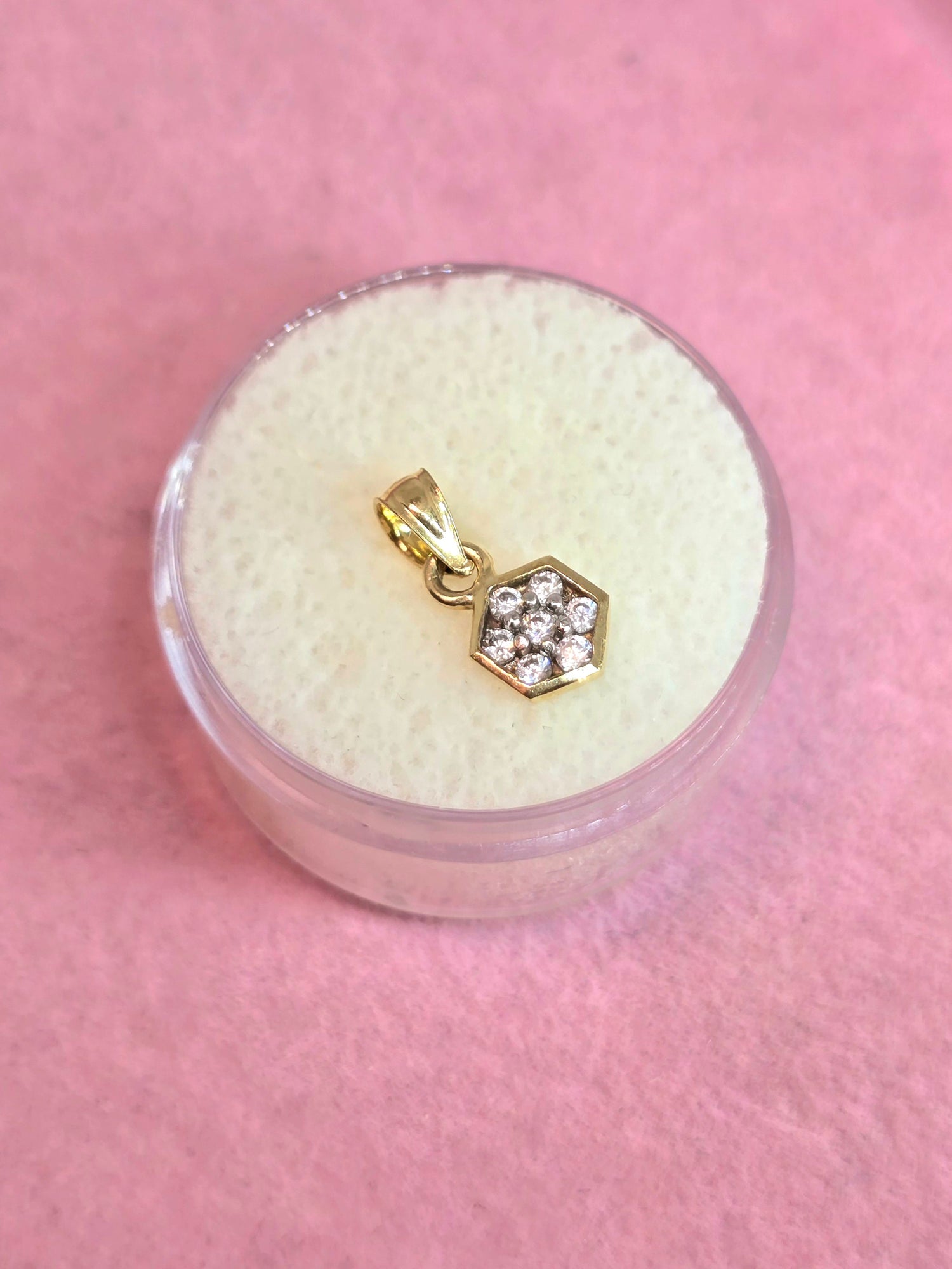 10K Dije de Hexagóno con Flor de circones