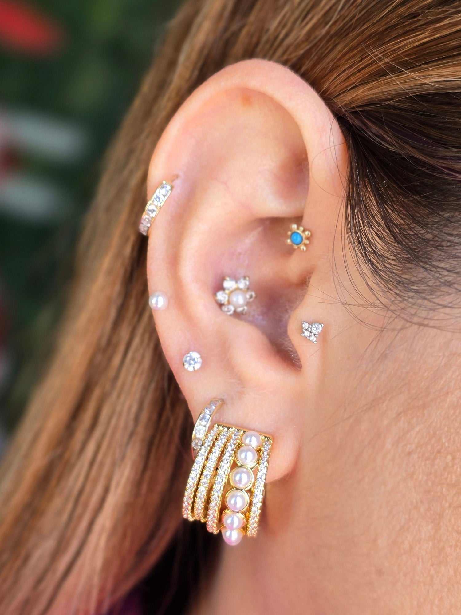 Brass hoops perlas y lineas de circon