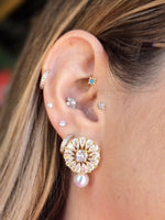 Brass Stud circuar con perla en dorado