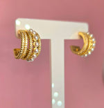 Brass hoops perlas y lineas de circon