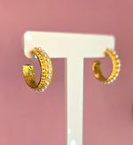 Brass hoops doradas con perlas