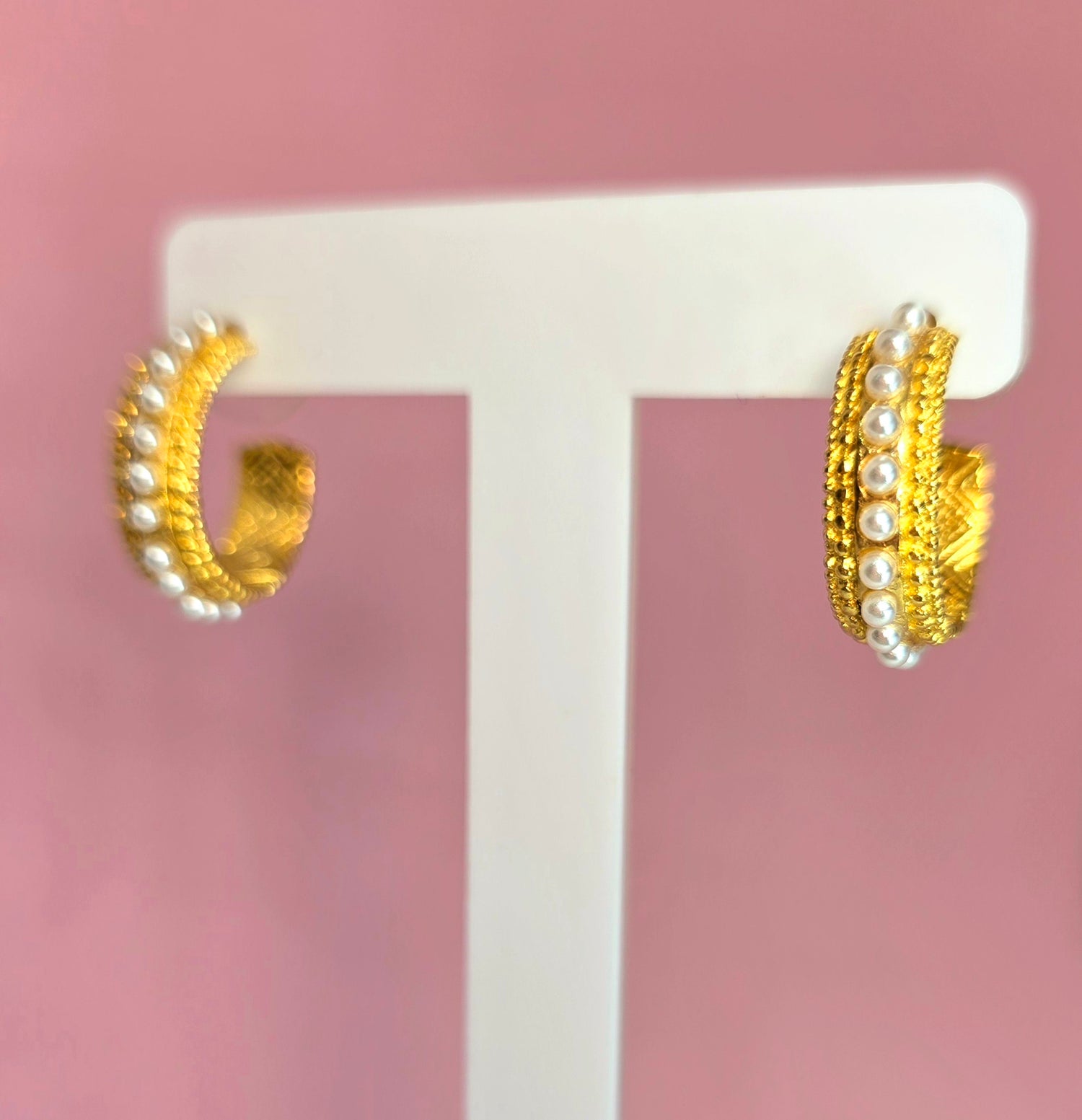 Brass hoops doradas con perlas