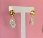 Brass stud con perla acrilica