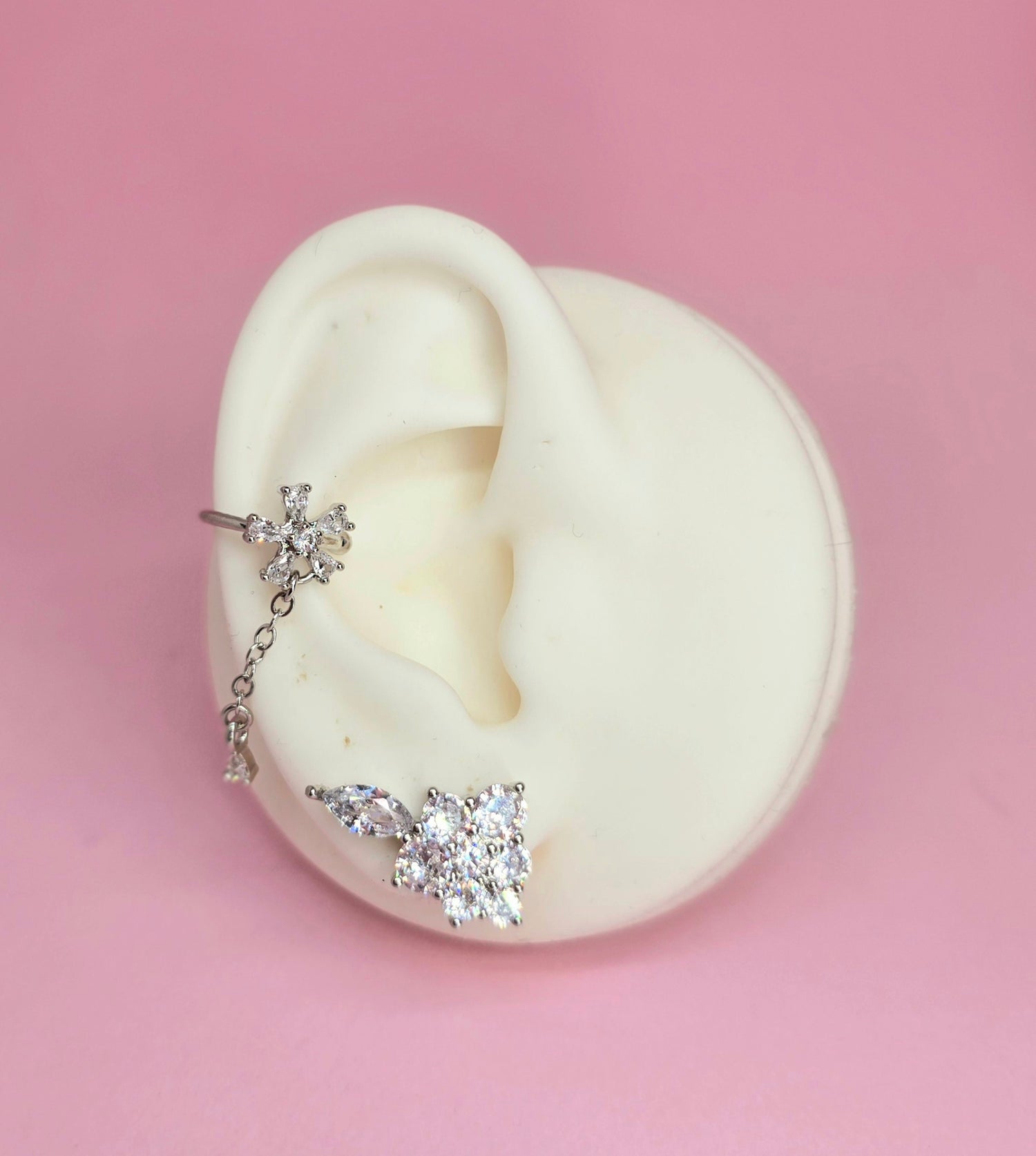 Brass earcuff Patricia Flor con guindante platedo