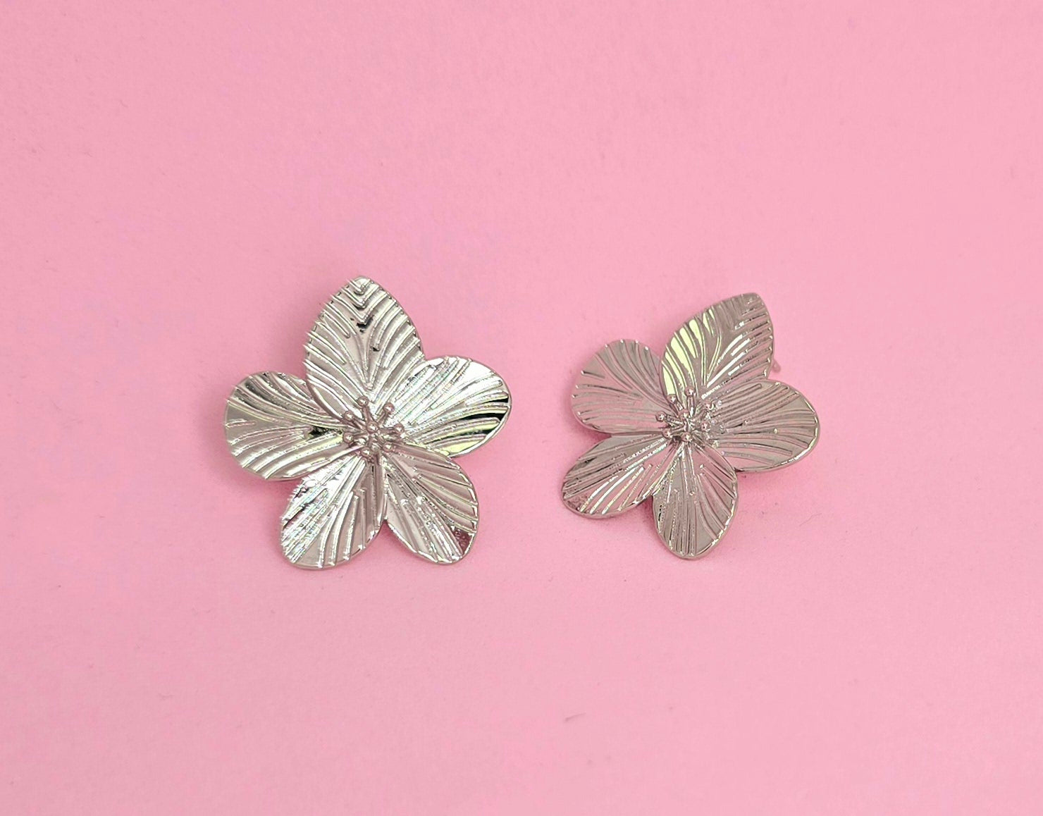 Brass aritos grandes Flor