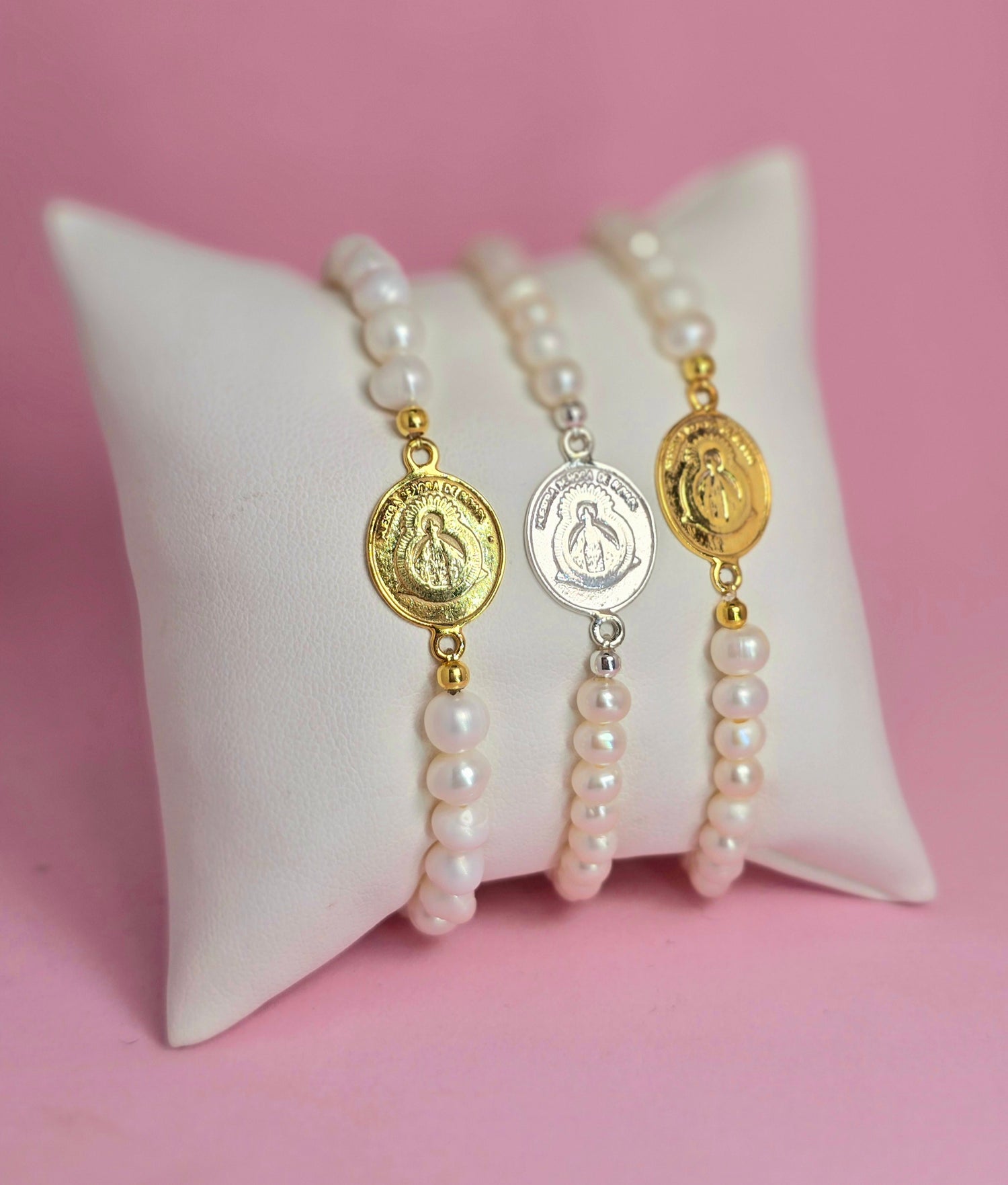 Pulsera Virgencita Medalla mediana con perlas naturales 6.5-7mm