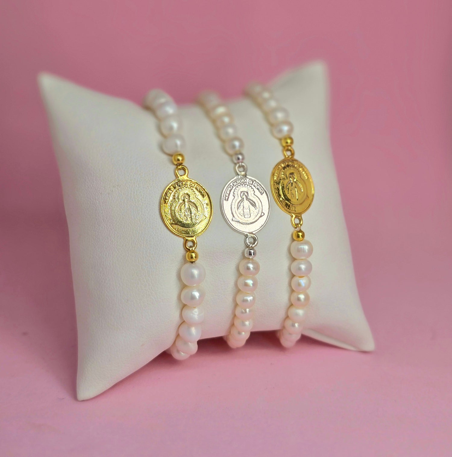 Pulsera Virgencita Medalla mediana con perlas naturales 6.5-7mm