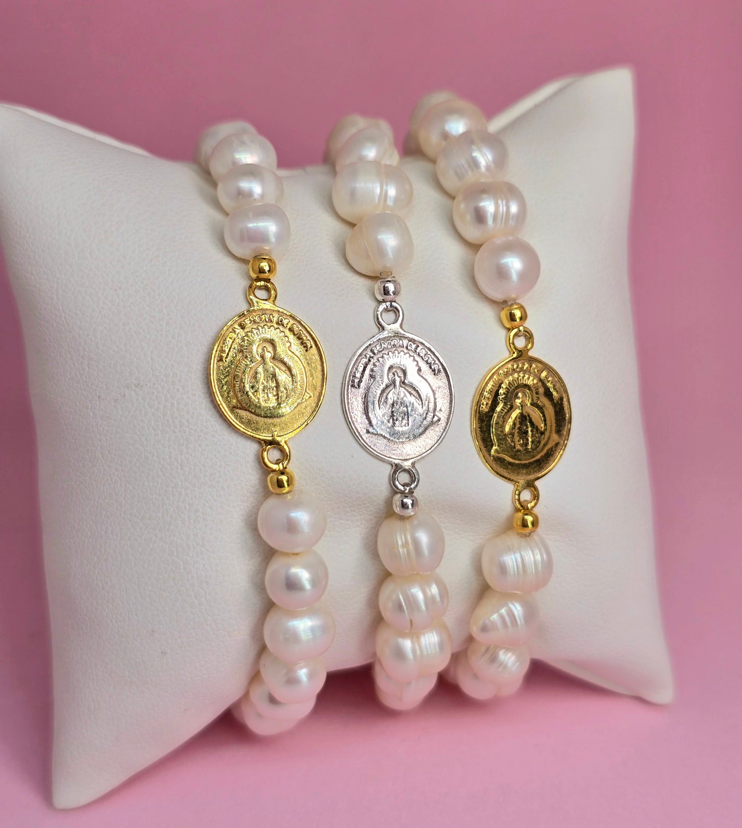 Pulsera Virgencita Medalla mediana con perlas naturales 8.5-9.5mm