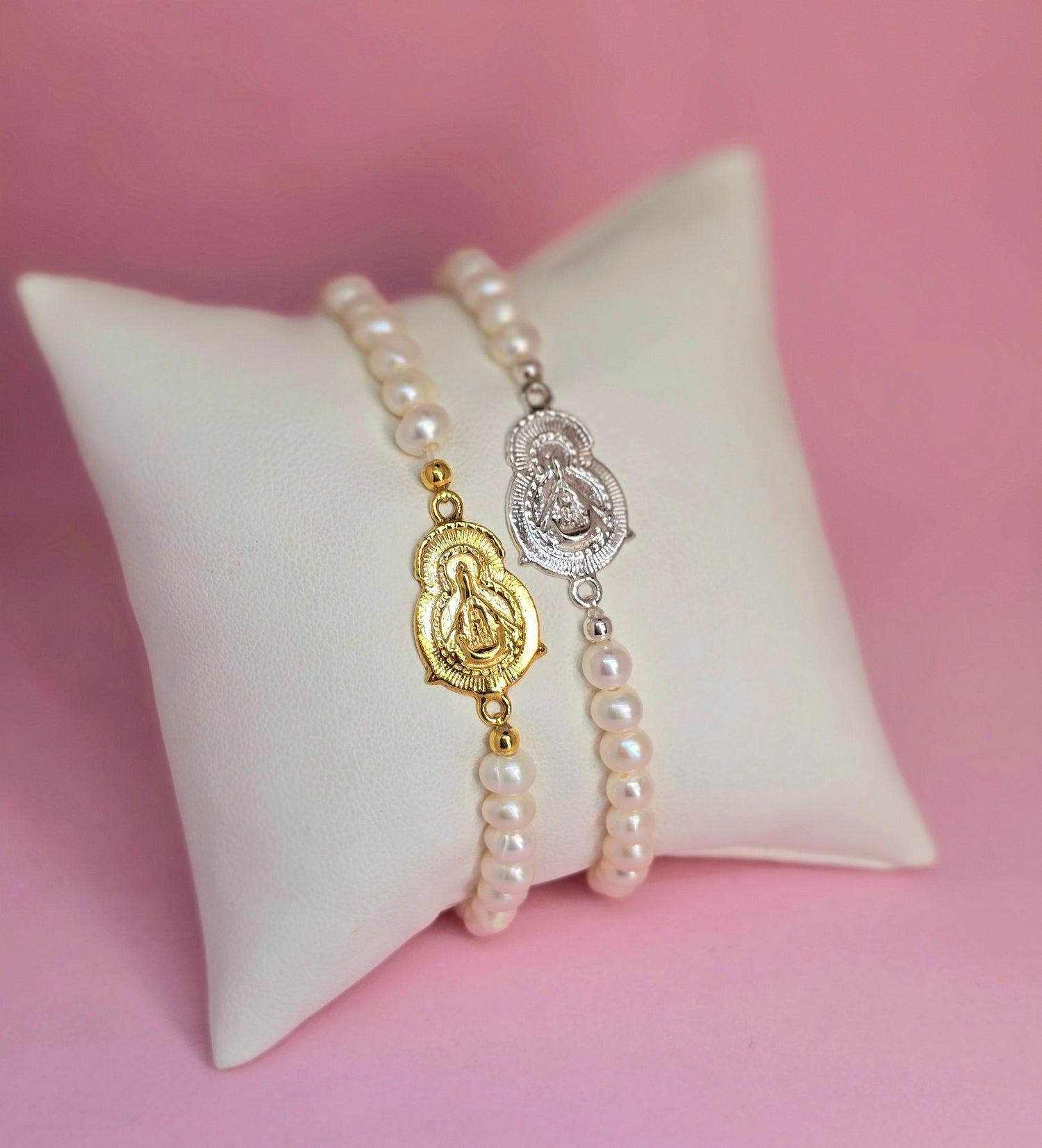 Pulsera Virgencita Silueta con perlas naturales 6.5mm