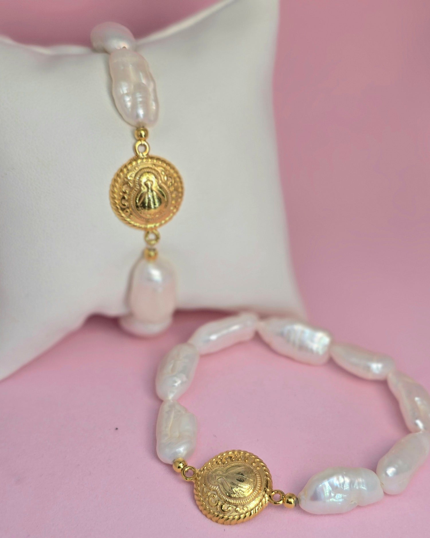 Pulsera Virgencita medalla redonda con Perla KESHI