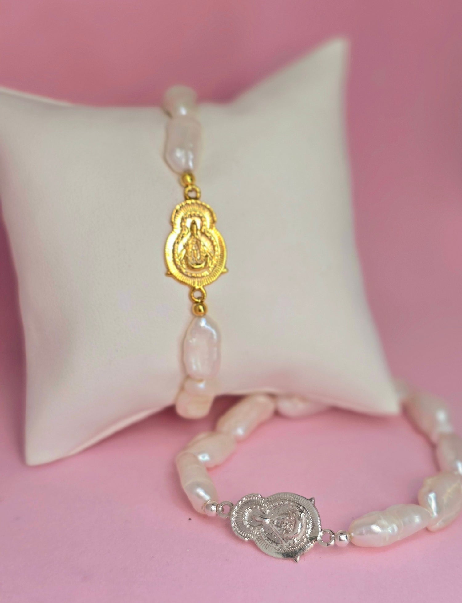 Pulsera Virgencita medalla silueta con Perla KESHI