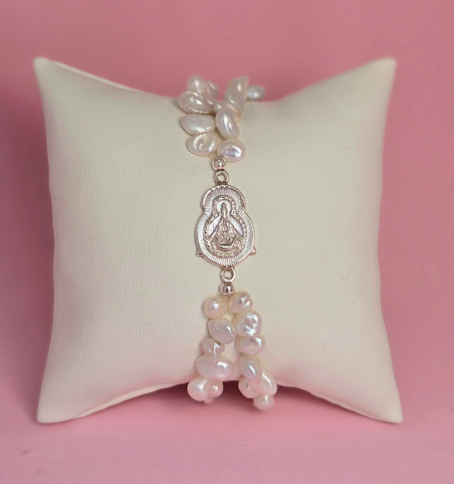 Pulsera Virgencita medalla silueta con doble perla Keshi