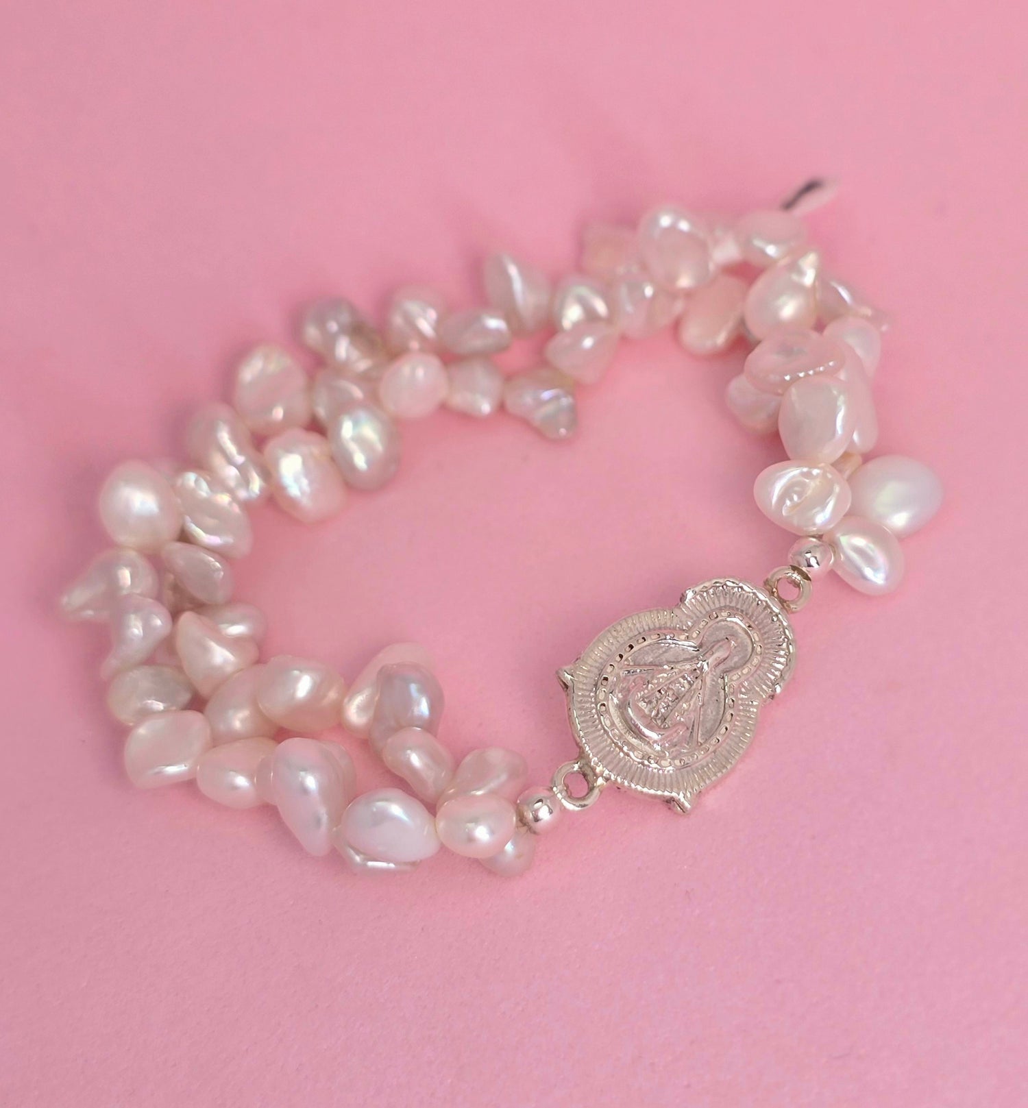 Pulsera Virgencita medalla silueta con doble perla Keshi