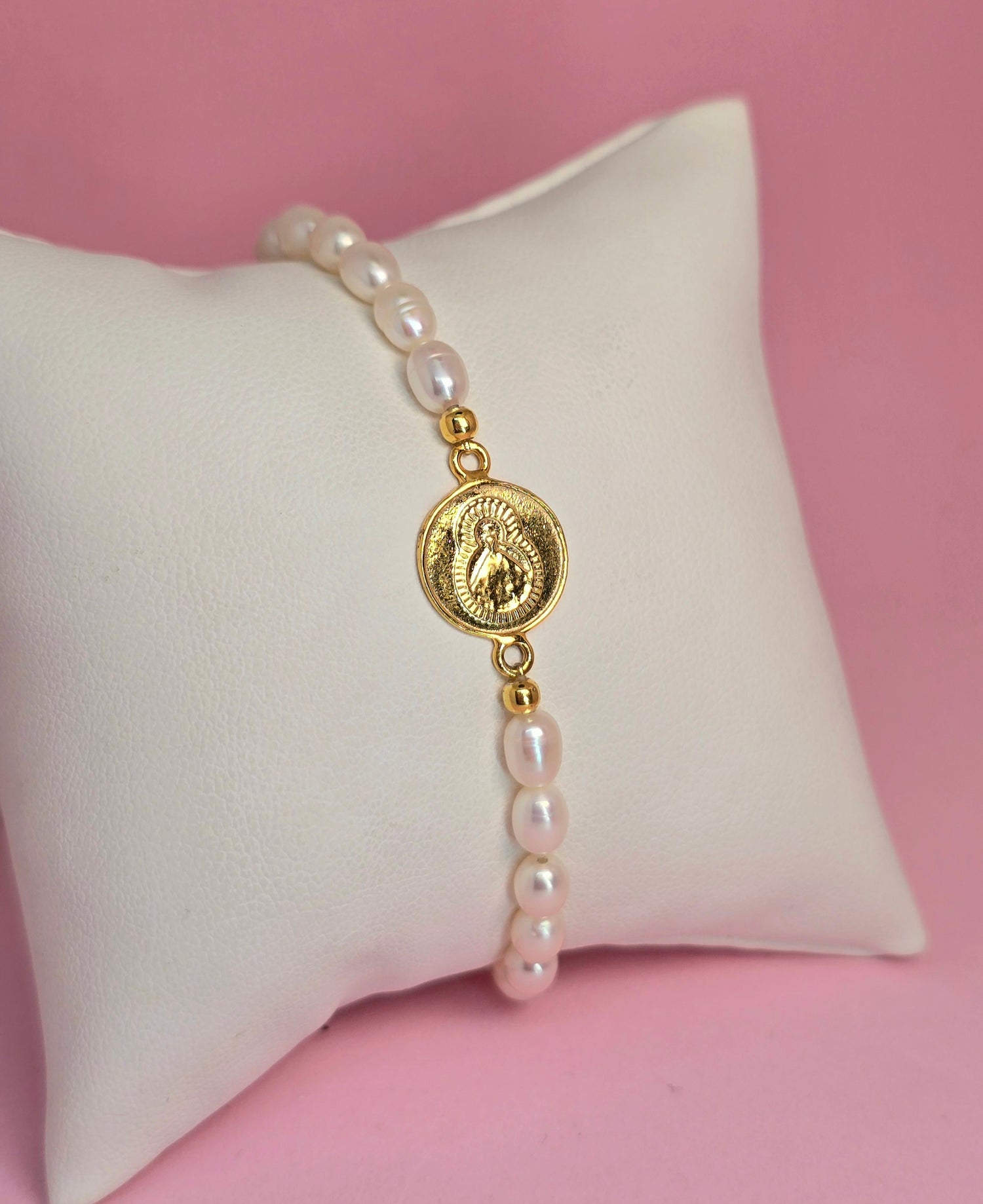 Pulsera Virgencita medalla perlita arroz GOLD