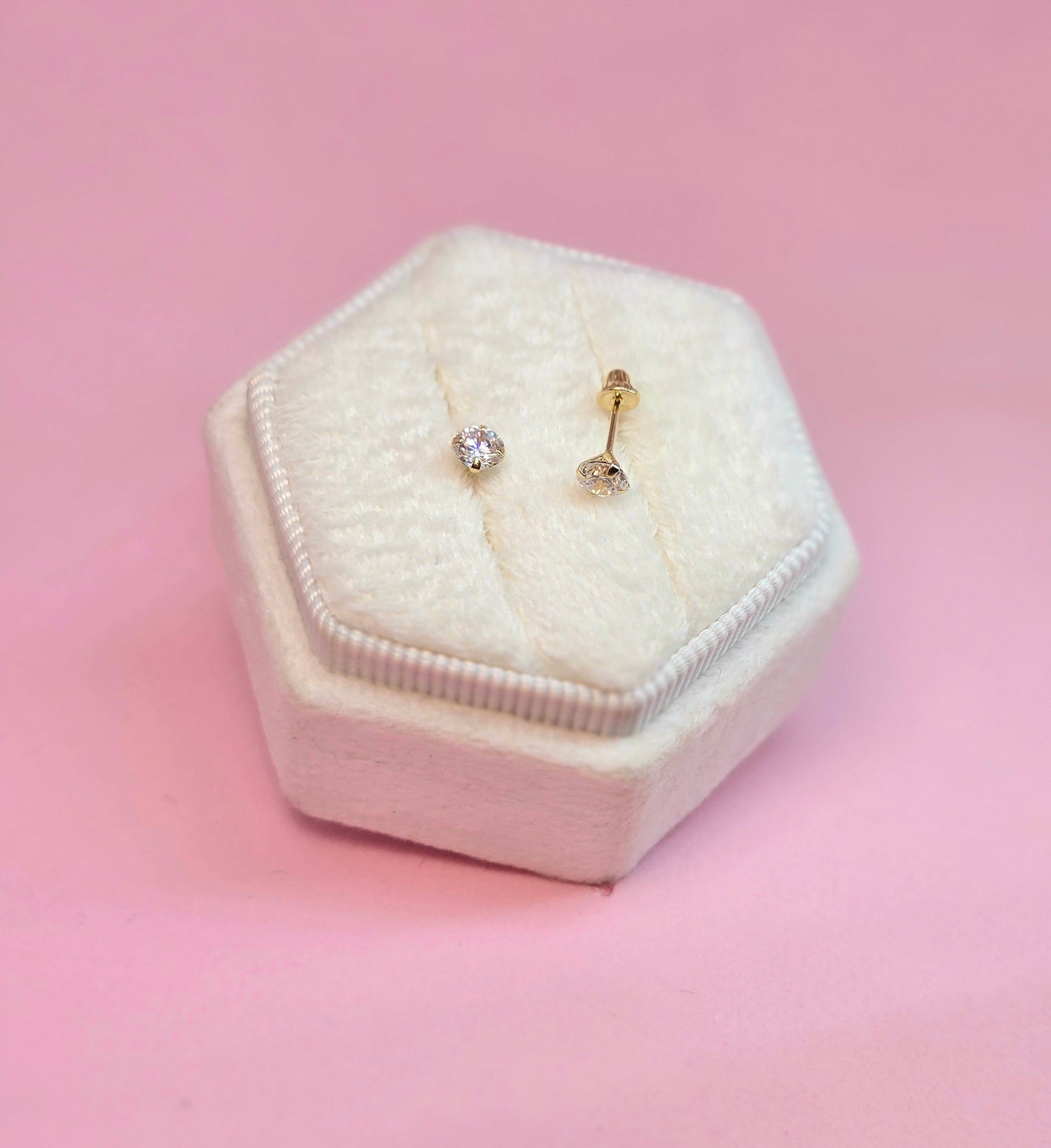 14k Arito Clasico circón 4mm transparente