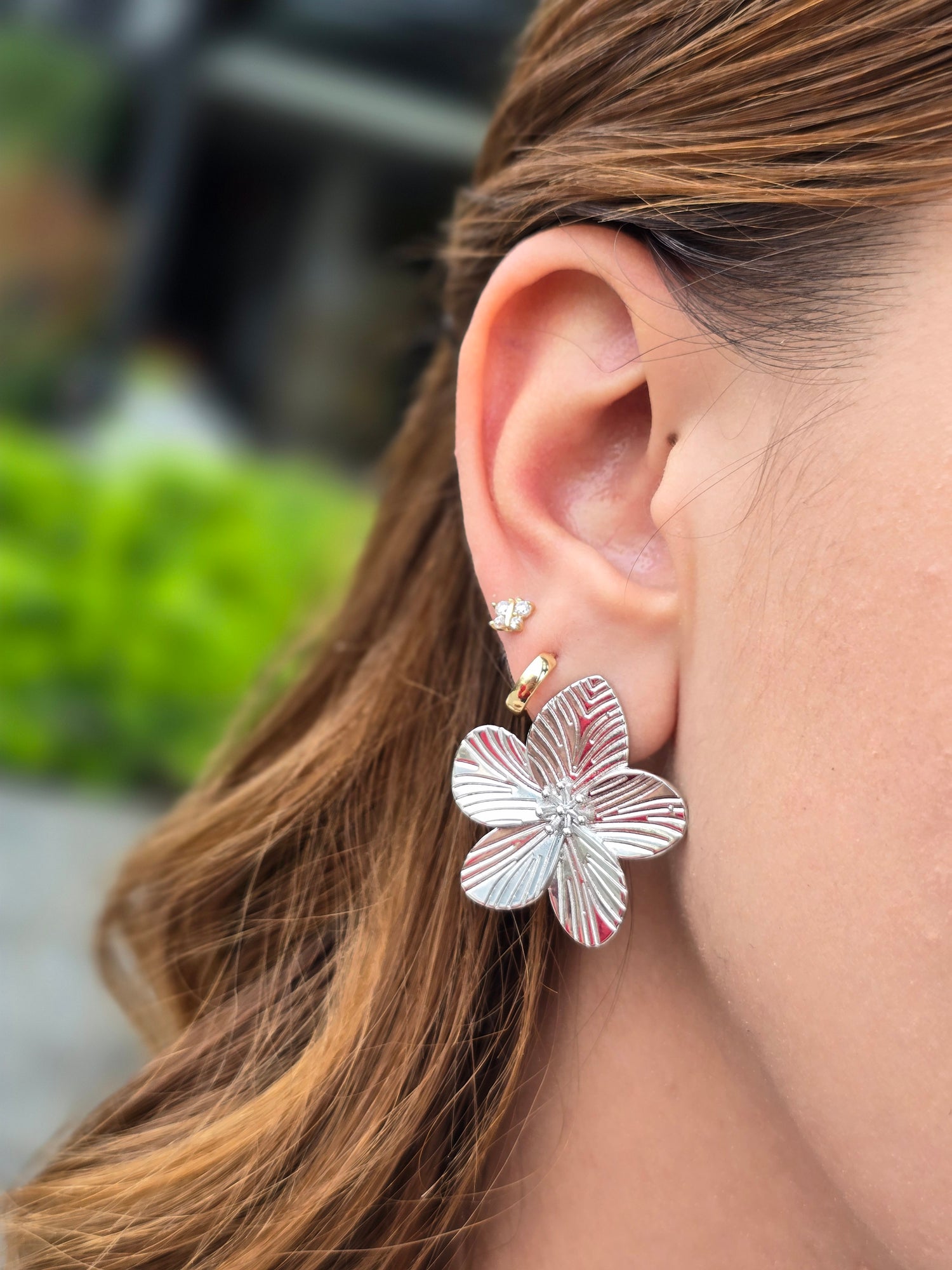 Brass aritos grandes Flor