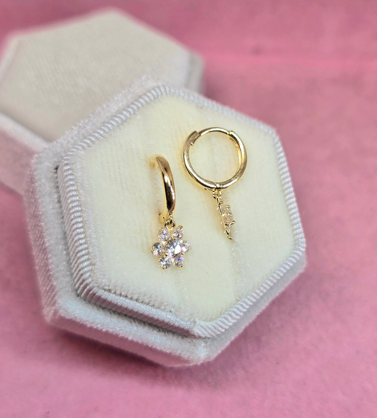 14K Mini hoop con dije de flor