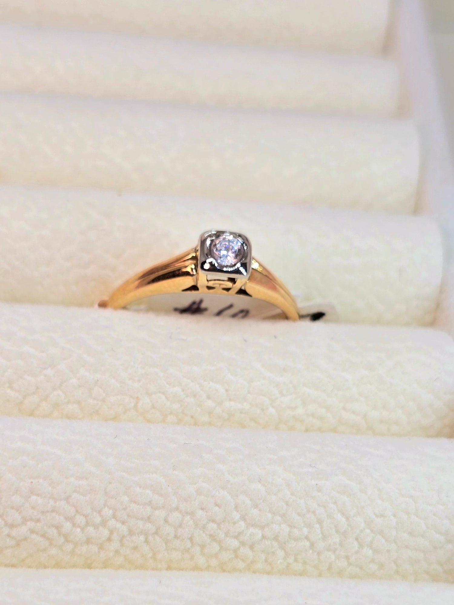 14K Anillo de Circón con base cuadrada