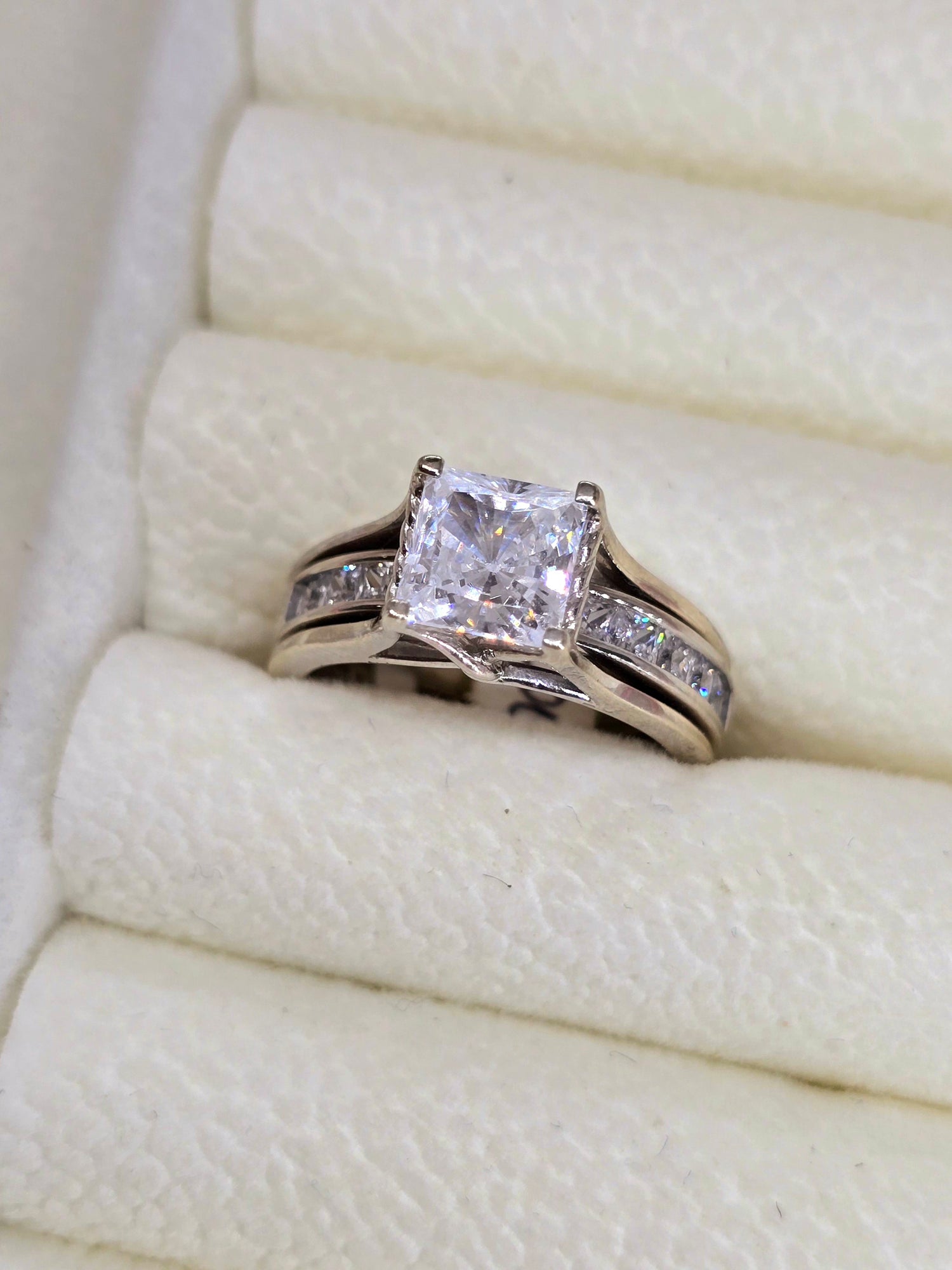 14K Anillo Oro blanco con circon cuadrado