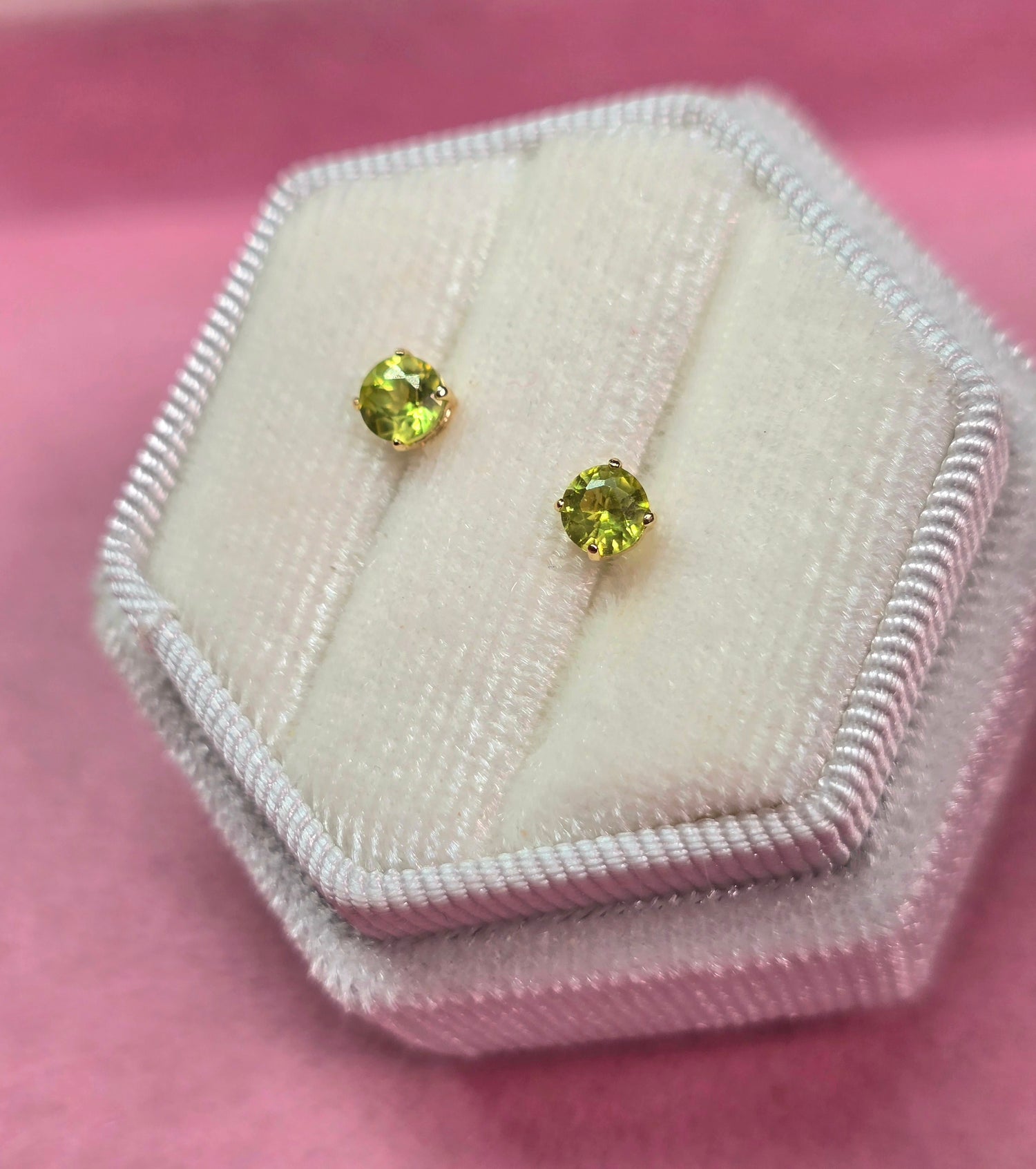 10K Stud Peridot real