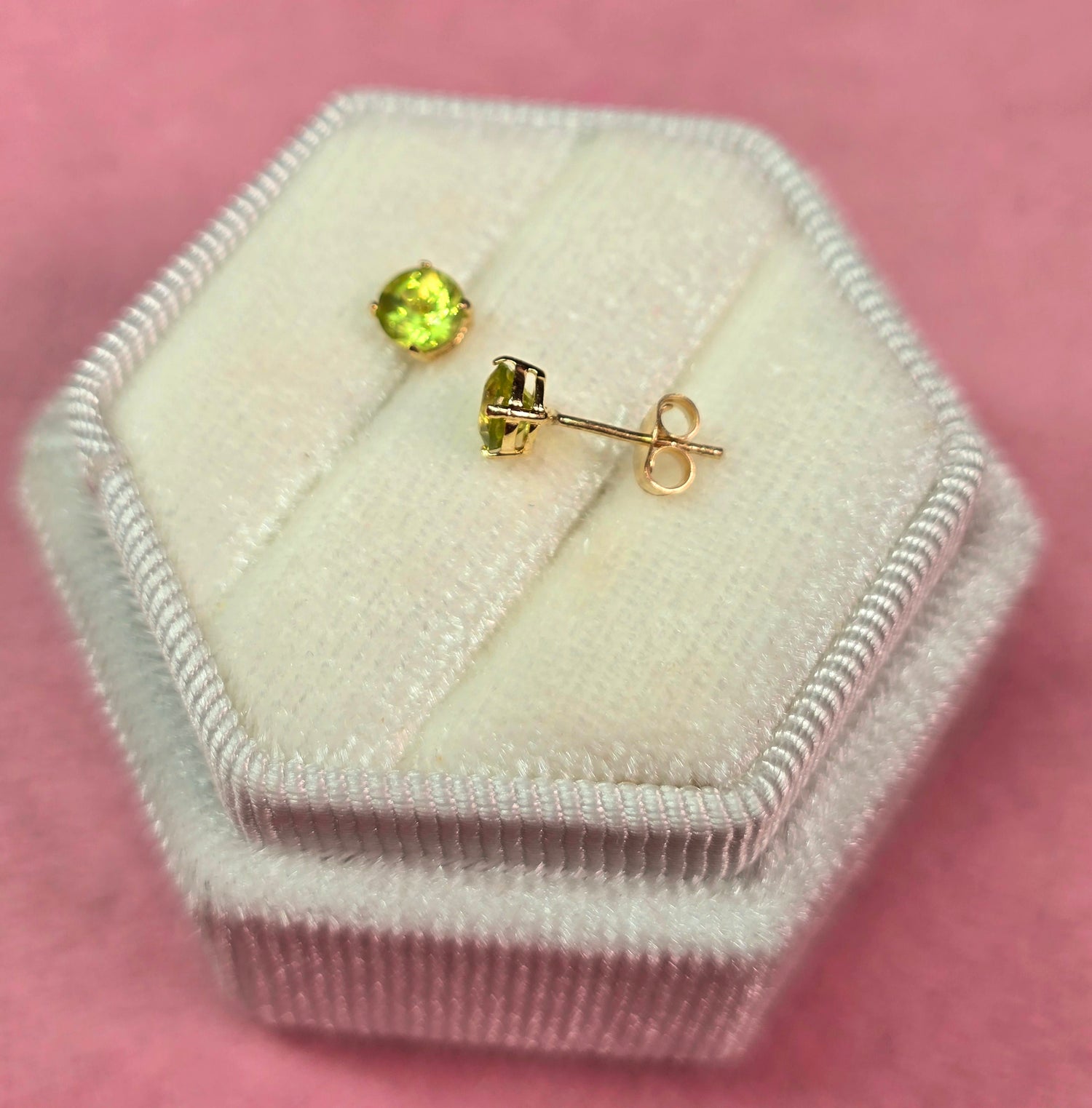 10K Stud Peridot real