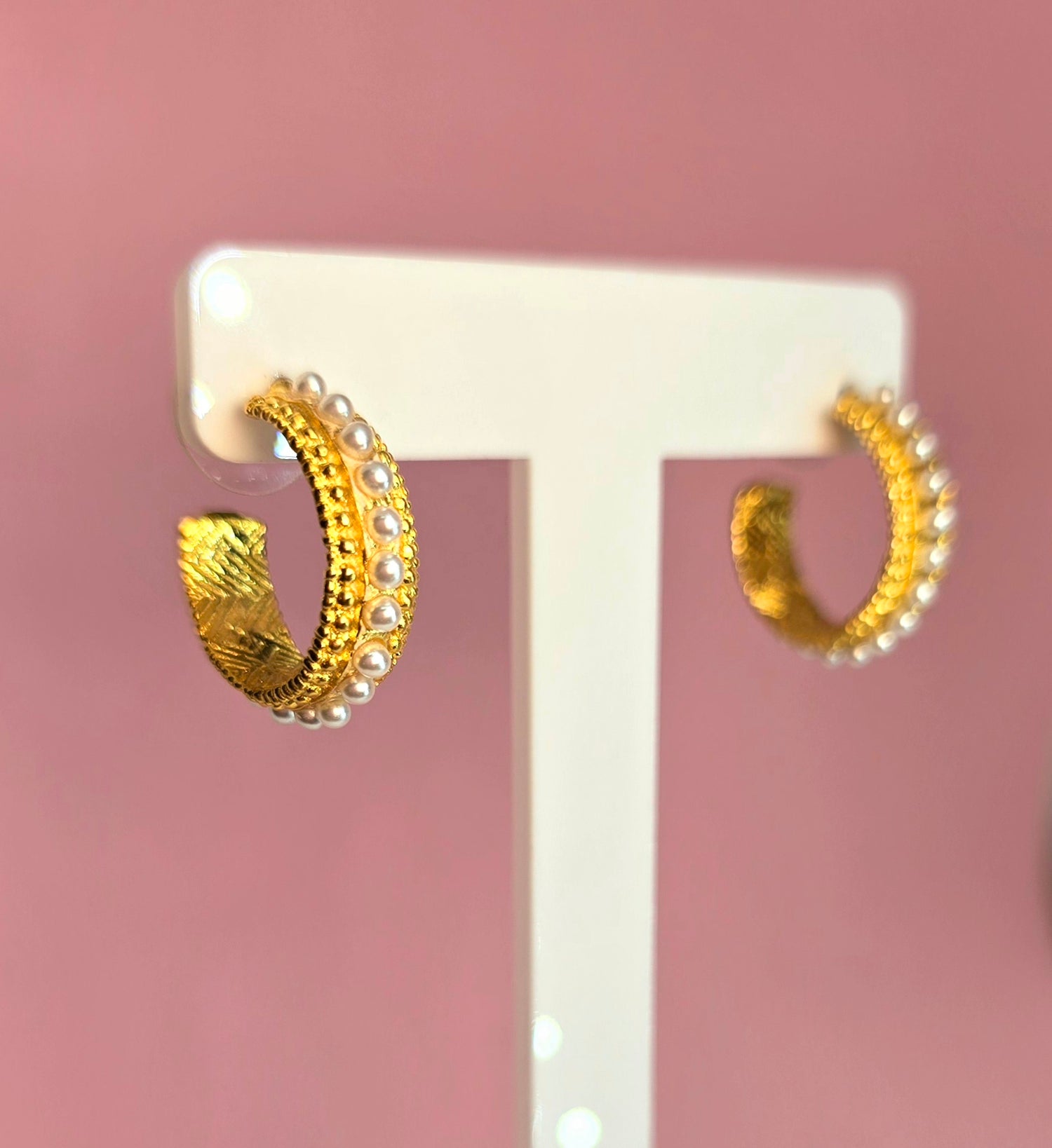 Brass hoops doradas con perlas