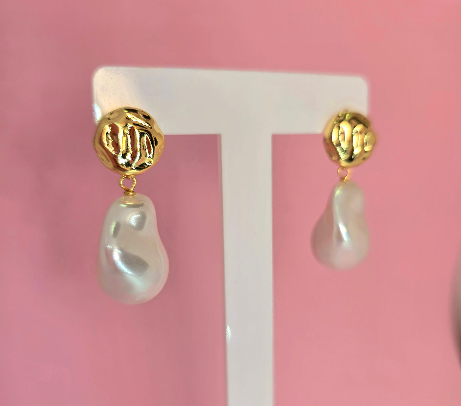 Brass stud con perla acrilica