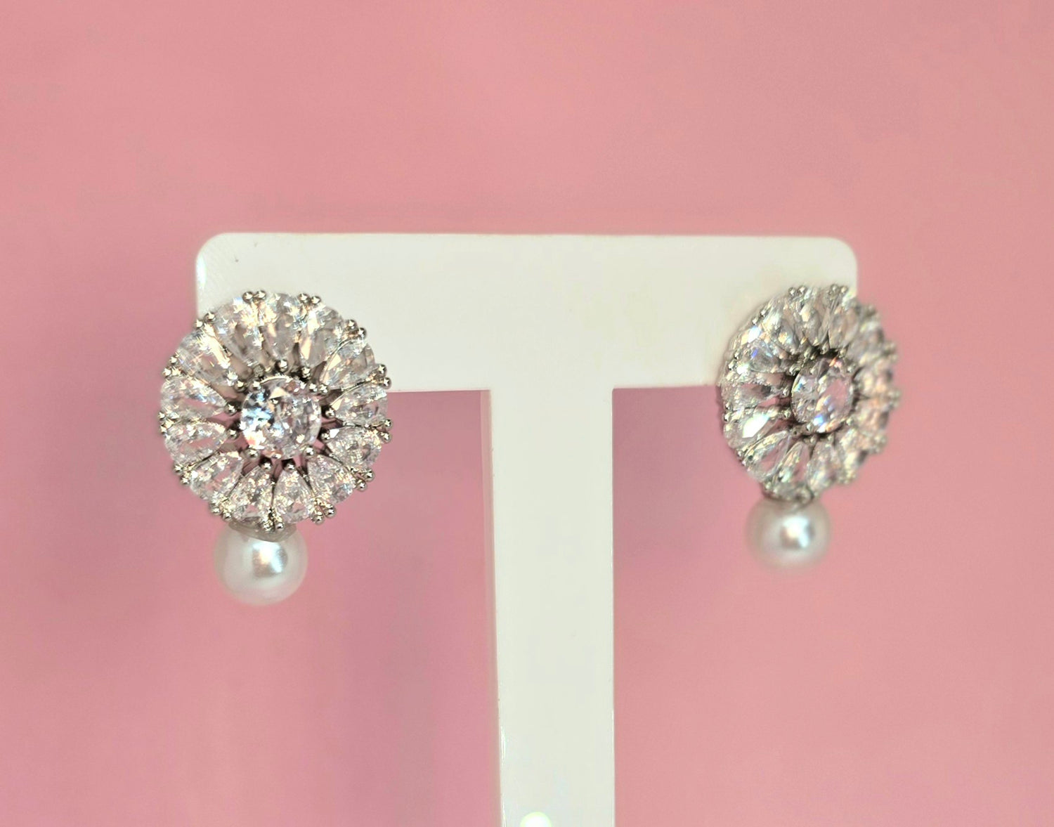 Stud circuar con perla