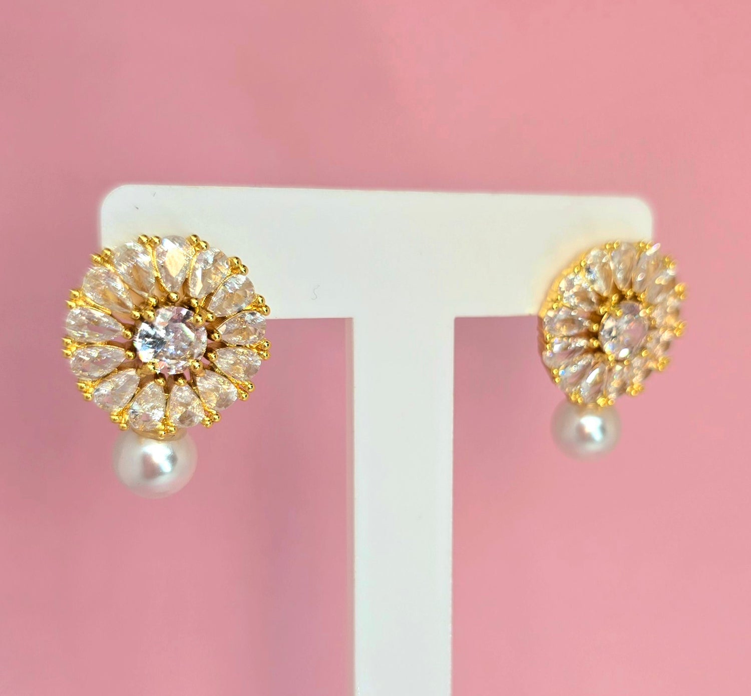 Brass Stud circuar con perla en dorado