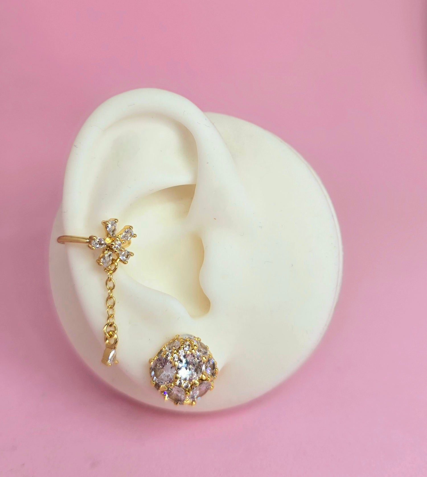 Brass earcuff Patricia Flor con guindante