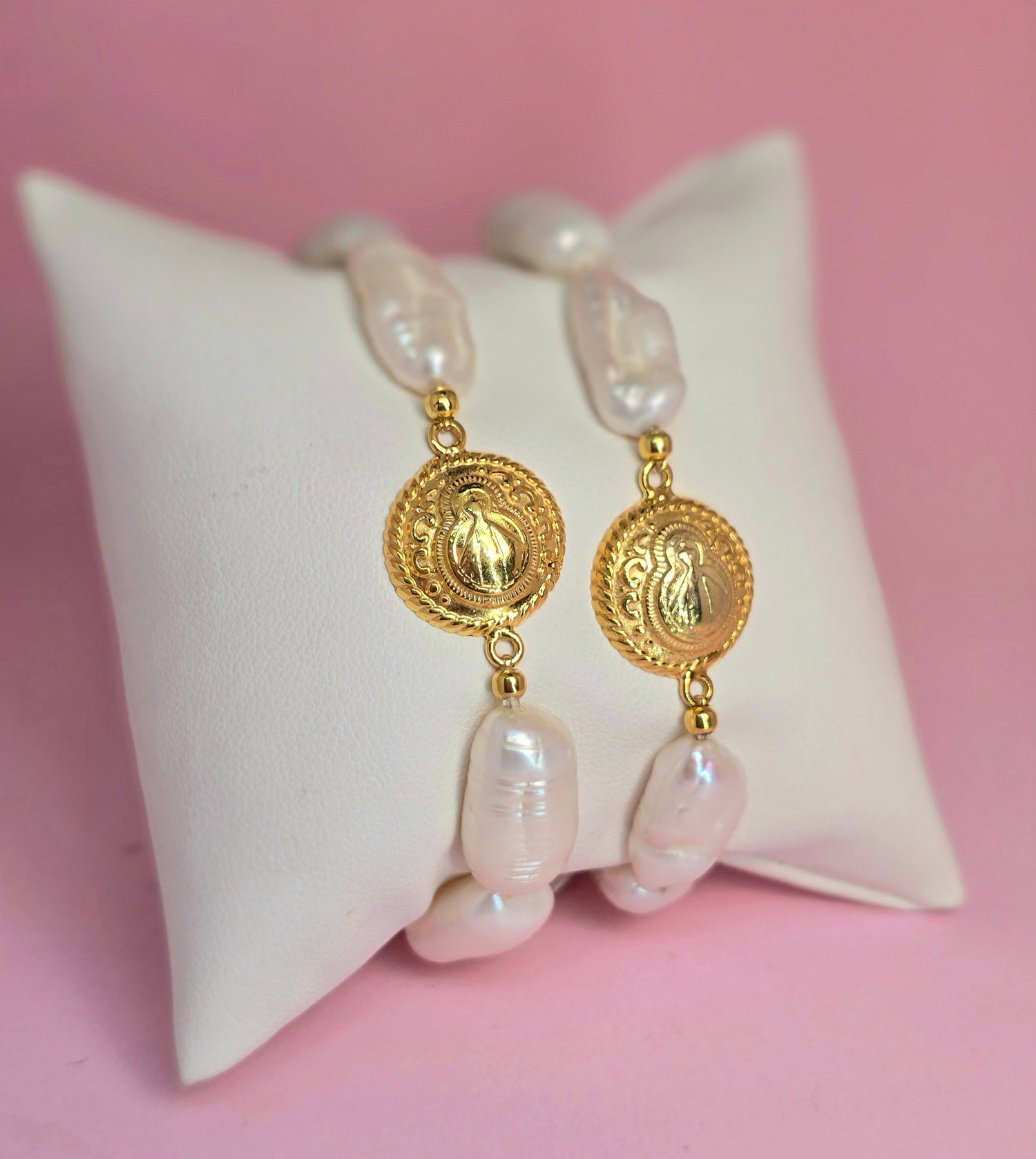 Pulsera Virgencita medalla redonda con Perla KESHI