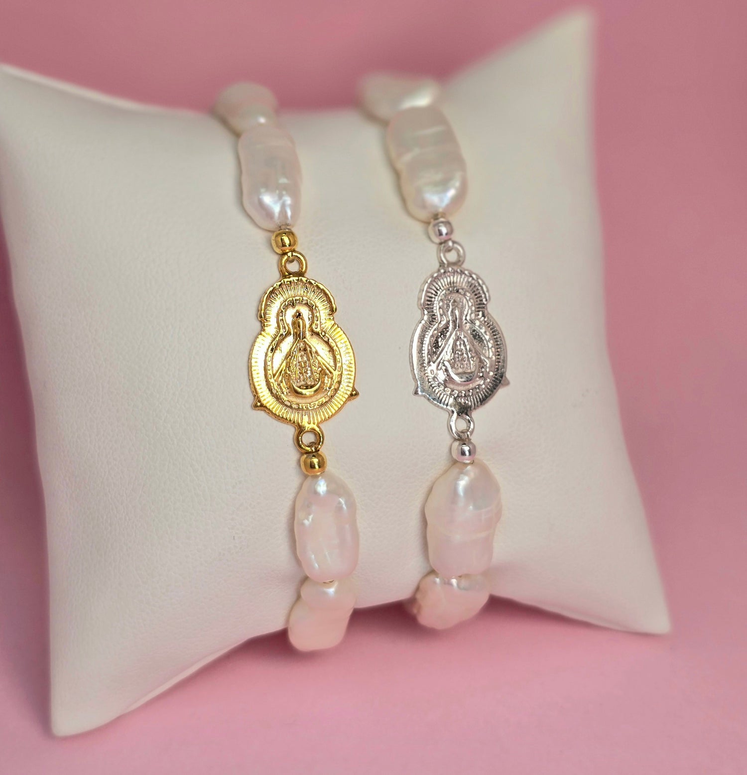 Pulsera Virgencita medalla silueta con Perla KESHI