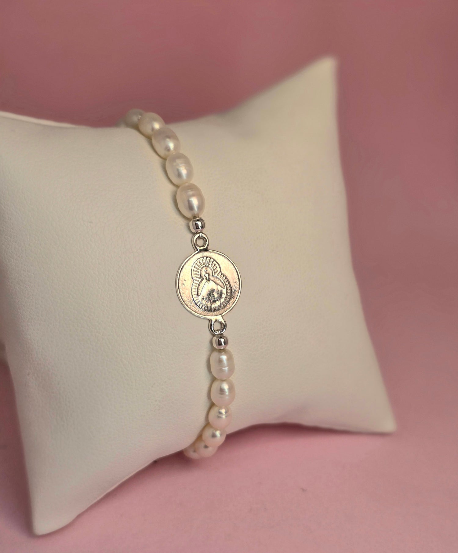 Pulsera Virgencita medalla perlita arroz