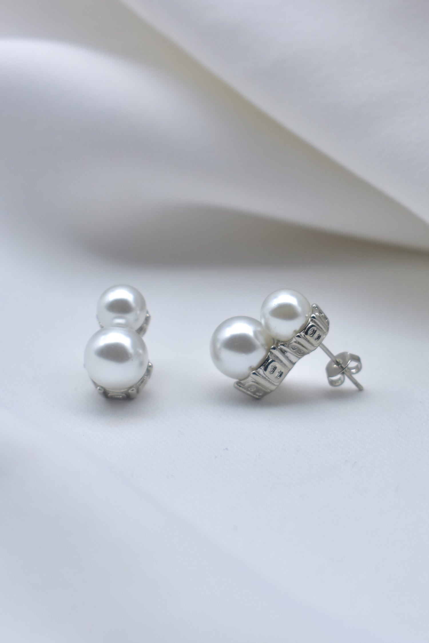 Brass stud doble perla plateado