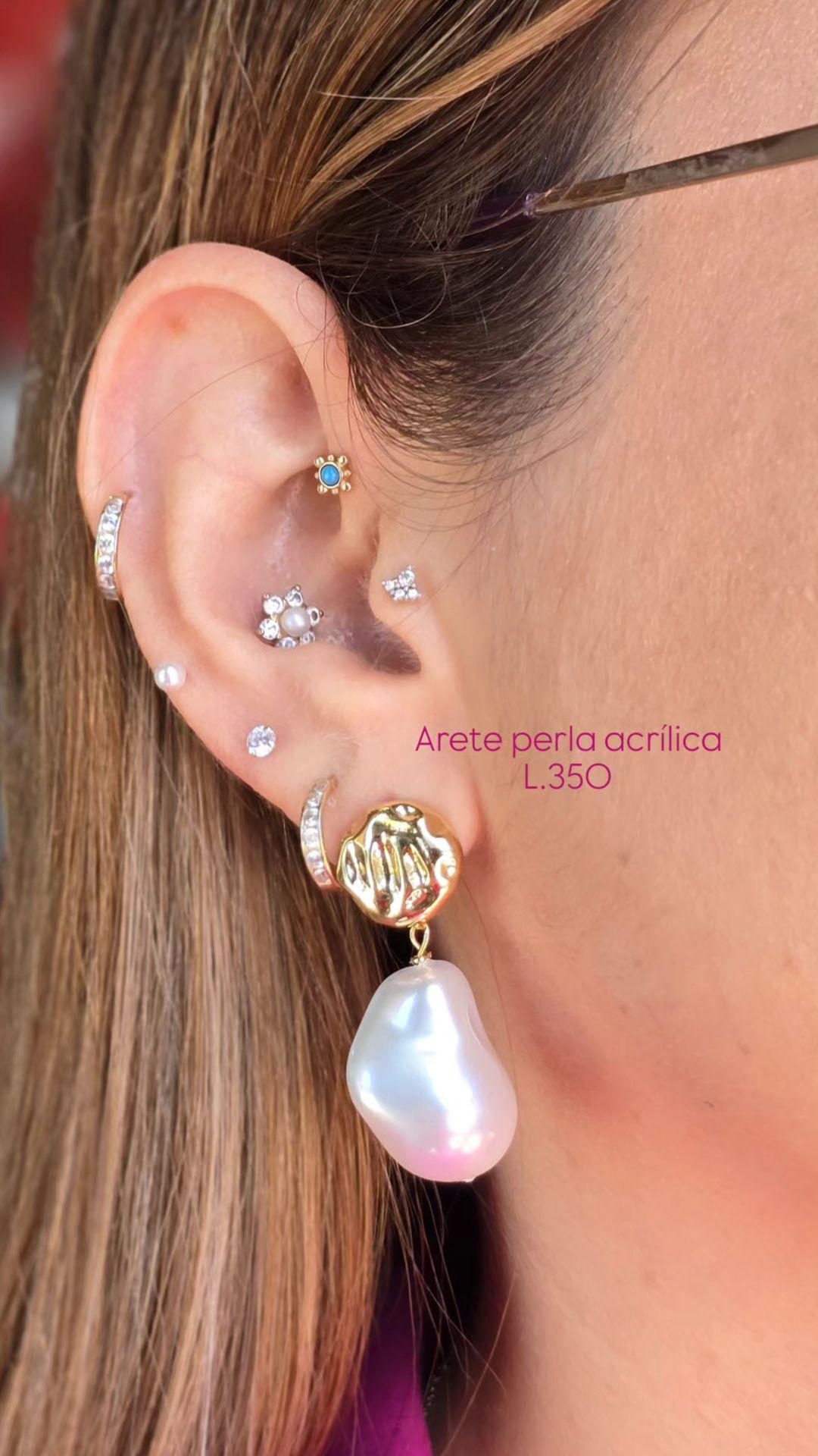Brass stud con perla acrilica